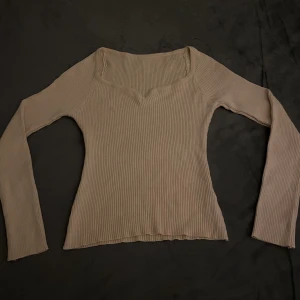 söt stickad tröja - säljer denna stickade tröjan som aldrig har blivit använd🫶🏼nyskick😄