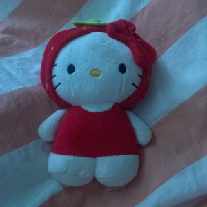 Hellokitty - En gullig hello Kitty gosedjur. Kan ta av luvan. Skriv om du är intresserad 💞