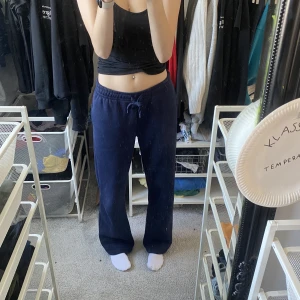 mjukis  - jättefina mjukis från gina tricot. nästan oanvända säljer då de ej kommer till användning. jag är 170cm och de är perfekt längs storlek s. nypris 299kr