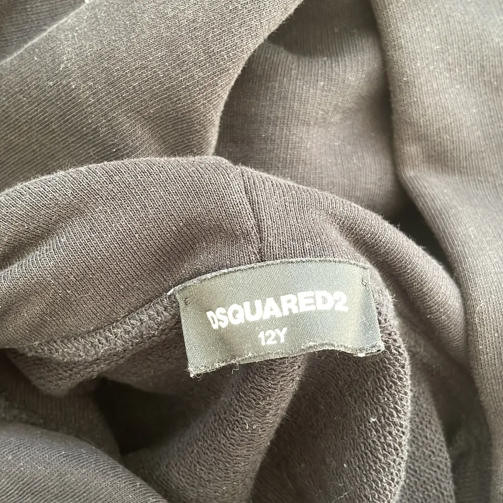 Säljer en dsquared hoodie då den blivit för liten samt använd fåtal gånger och i bra skick, 9/10, storlek 146-152 (12år funkar ofta 13år) pris kan diskuteras.. Hoodies.