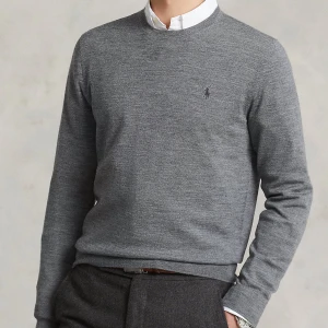 Raulph Lauren tröja - Säljer denna Merinoulls tröja från Polo Ralph Lauren. Skick 9/10, passar sjukt bra med skjorta under. Nypris 2200