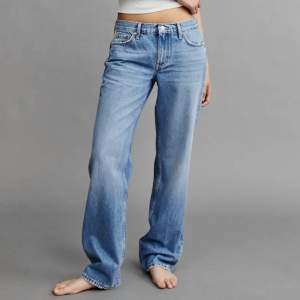Low straight jeans PETITE från Gina tricot i Stl 36. Använda Max 5 ggr så frf i väldigt bra skick 😊💓ge gärna prisförslag 