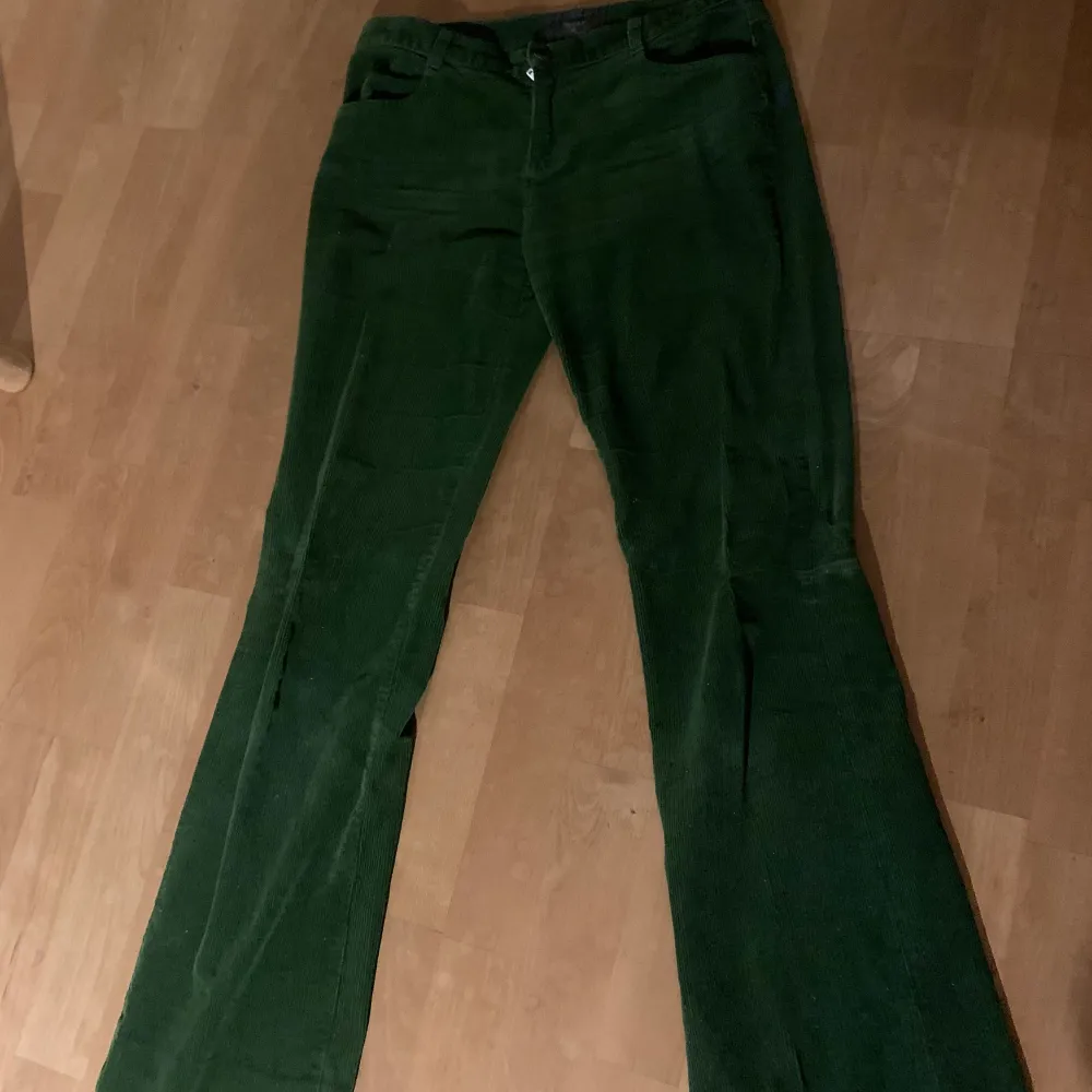 Flared/bootcut modell, skriv om du har några frågor😊. Jeans & Byxor.