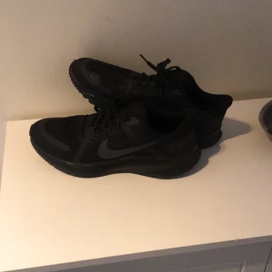 svarta nike skor - dm för bättre bild, svarta as sköna nike skor som e för stora för mig, andvönda 1 gång. ‼️ man blir ungefär 7  cm längre av dem för nån andlednimg!!