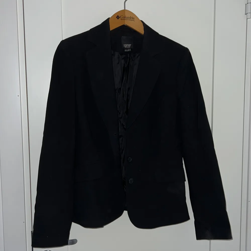 En svart kavaj från Esprit i stl 36. Kostymer.