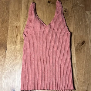 Linne h&m  - Räfflat linne från h&m. Knappt använt och i fint skick. Lappen är avklippt men är väldigt säker på att det är storlek XS, stretchigt material.
