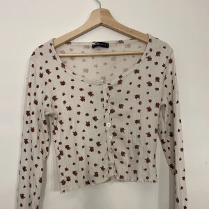 Tröja - Väldigt söt tröja. Använd fåtal gånger & i fint skick🌸