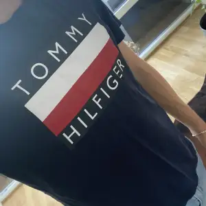 Tommy Hilfiger t-shirt, knappt använd och därför i väldigt bra skick, köpt för runt 500kr, storlek 176 (S)