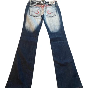y2k lågmidjade jeans - Dessa har jag köpt på Plick! När jag köpte dem var det helt nya och oanvända. Jag är 165 cm och de är lite långa. Dem har tyvärr tappat ungefär 3 rihnestones där bak. Innerbenslängd: ca 85 cm Midjemått rakt över: ca 40 (Lånade bilder)