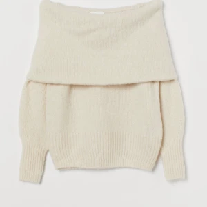 Off shoulder tröja - Superfin och mysig nästan oanvänd off shoulder tröja från H&M 🥰🥰Den är i färgen Cremevit och i strlk Xs men skulle säga att den passar xs-m🙌🏻