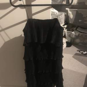 Säljer denna skit vackra volang klänning pågrund av att den inte kommer till användning❣️❣️(Skriv om ni har några frågor elr så)❣️Pris kan även diskuteras!!