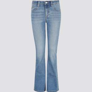 Ett par blåa bootcut jeans från Cubus i storlek 170. Använda fåtal gånger och säljer då dom har blivit för små. Köparen står för frakten❣️