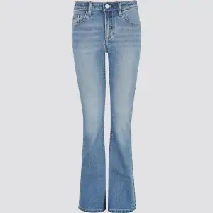 Ett par blåa bootcut jeans från Cubus i storlek 170. Använda fåtal gånger och säljer då dom har blivit för små. Köparen står för frakten❣️