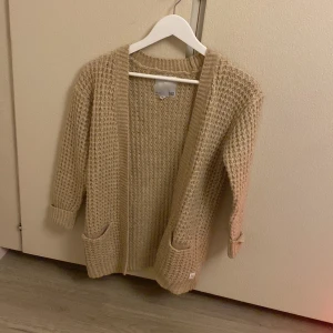 Kofta - Fin kofta, bra till kvällar på sommaren,våren eller till och med hösten. Den är varm att gå och sitta i