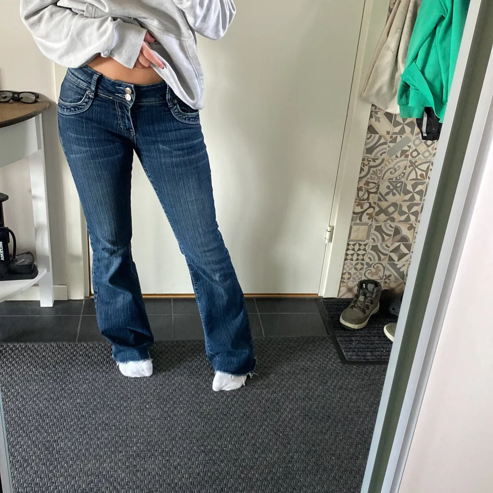 Så fina jeans som e köpta här på Plick i jätte bra skick😍säljer då dom e lite tajta, hör av er vid frågor eller vid köp🫶🏼(färgen syns bäst på första bilden). Jeans & Byxor.