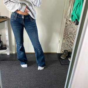 Så fina jeans som e köpta här på Plick i jätte bra skick😍säljer då dom e lite tajta, hör av er vid frågor eller vid köp🫶🏼(färgen syns bäst på första bilden)