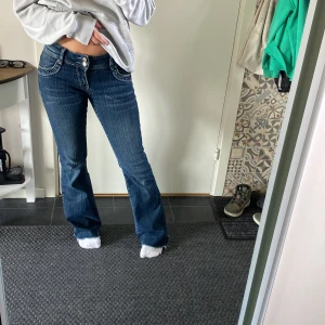 Jeans  - Så fina jeans som e köpta här på Plick i jätte bra skick😍säljer då dom e lite tajta, hör av er vid frågor eller vid köp🫶🏼(färgen syns bäst på första bilden)