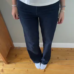 Mörkblå jeans från Lindex med långa ben! I gott skick⭐️ (det står att det är en strl 40, men skulle snarare säga en 36)