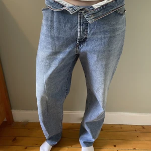 Baggy jeans - Snygga baggy jeans. Knappen är tyvärr sönder med blixtlåset fungerar, med bälte fungerar. 
