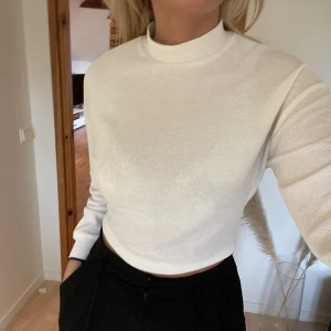 Topp med knyt - Vit topp med knyt i ryggen, strl XS. 