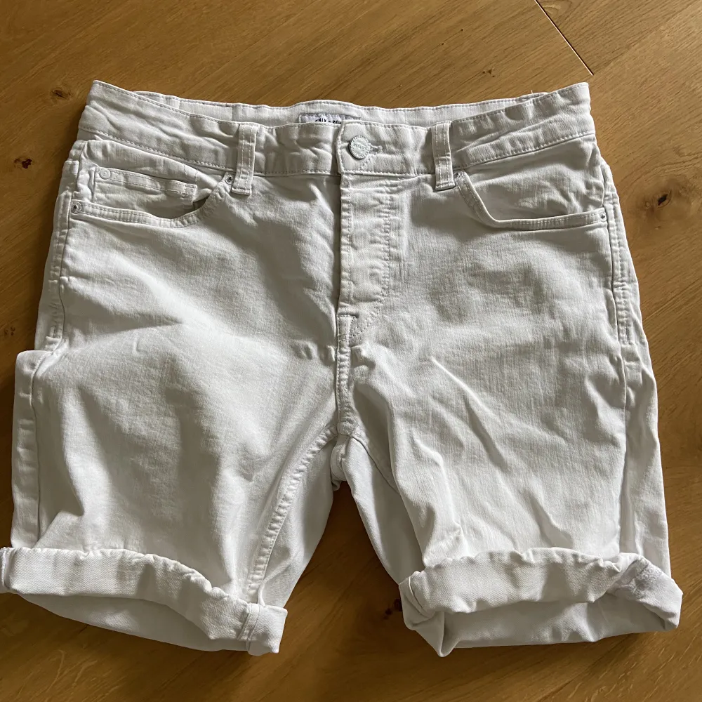 Vita shorts från Only & Sons, lite slitna men inga hål. Kom privat för fler bilder. . Shorts.