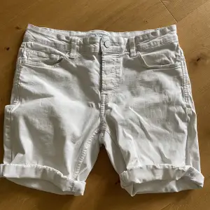 Vita shorts från Only & Sons, lite slitna men inga hål. Kom privat för fler bilder. 