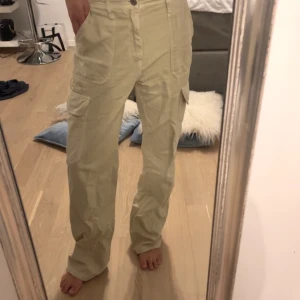 Lågmidjade cargo pants - Beiga lågmidjade cargo pants från zara i storlek 36