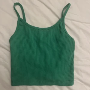 Linne - Ett grönt linne ifrån newyorker. Inte använd, prislappen finns kvar. Orgenal priset är 49kr. Jag säljer den för 30kr och står för frakten själv. Köp inte via köp nu då ni behöver betala frakten själva.