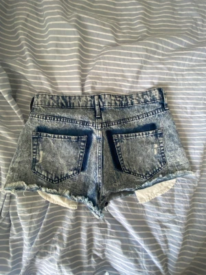 Jeans shorts  - Supercoola shorts från river island med unika bakfickor 😍storleken är 10, passar mig som brukar ha 36/38 😇