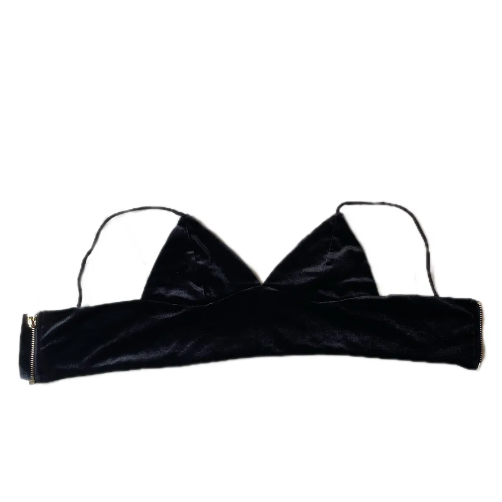 Kort svart linne med ”fluffigt” material och guldig dragkedja från märket Ivyrevel💟. Toppar.