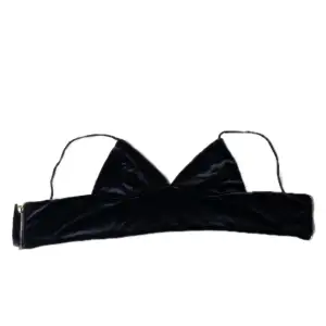 Kort svart linne med ”fluffigt” material och guldig dragkedja från märket Ivyrevel💟