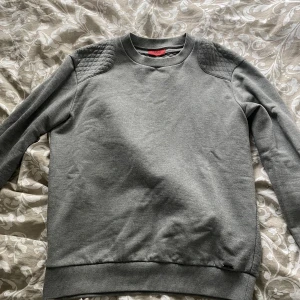 Hugoboss Sweatshirt - Säljer denna sweatshirt i superbra kond