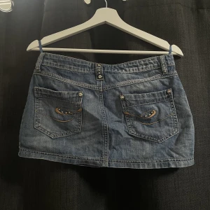 Lågmidjad Mini jeans kjol  - Så snygg lågmidjad mini kjol med massa snygga detaljer, storlek 36😍😍