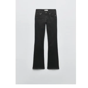 low waist jeans - slutsålda lågmidjade jeans från zara. dom är i stolek 36 och sitter bra på mig som är 170. skriv för egna bilder💕