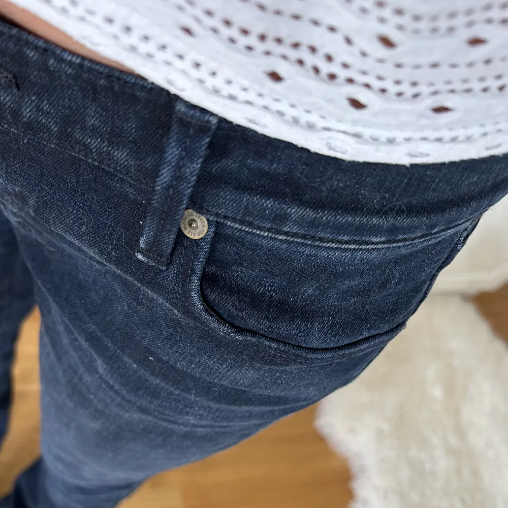Såå fina lågmidjade mörkblåa jeans💗 Köpta secondhand 💗 (färgen syns bäst på bild 3). Jeans & Byxor.