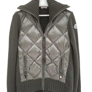 Grön Moncler cardigan - Säljer min supersnygga moncler cardigan, köpt på vestaire för 7000. Färgen passar super bra till hösten!