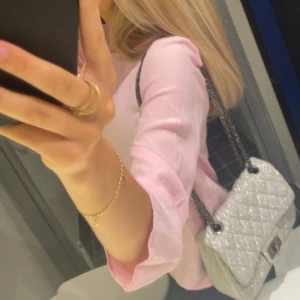 Rosa blus - Säljer nu min finafina blus köpt från arkivet för ca 600kr!💘 Knappt använd så superbra skick!! Den har även en liten slits i ryggen villket är SÅÅ fint 💓🙌🏼💘🤩💞