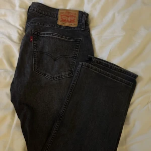 Levis 514 (raka) - Knappt använda Levis jeans. 36/34 Mörkgråa