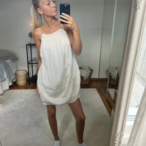 Klänning  - Säljer min klänning, perfekt till alla tillfällen 