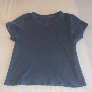 Topp - Enkel blå topp från Brandy Melville. Den är i onesize men skulle säga xs. Fint skick, inga defekter eller tecken på användning 