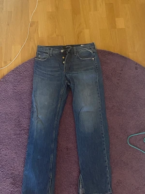 Bekväm Midja jeans  - Jag säljer min favorit jeans som är väldigt bekväm och man skulle känna sig för mer fint! Priset är för 120kr och det är midja jeans! Det finns en rosa ikon också som gör jeansen mer finare!