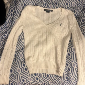 Ralphlauren tröja - Snygg vit Ralph lauren tröja i nytt skick!