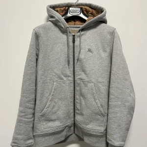 Burberry Hoodie - Fin Burberry hoodie i strl M. Mycket gott skick och sparsamt använd. Pris kan diskuteras vid snabb affär, Bara att höra av sig vid frågor!