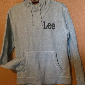 Lee hoodie i använt men är i fint skick. 