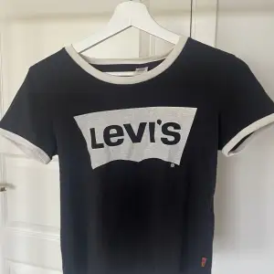 T-shirt från Levi’s i mycket bra skick! Använd enstaka gånger! 