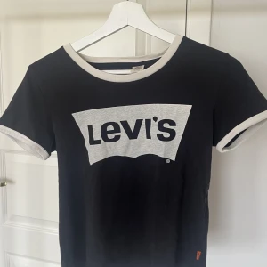 T-shirt - T-shirt från Levi’s i mycket bra skick! Använd enstaka gånger! 