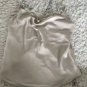 Linne - Säljer då den inte används längre. Kontakta gärna om du har nån fråga💗