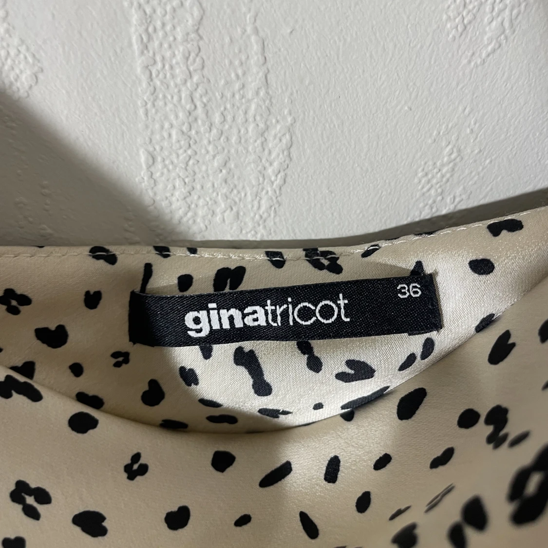 Satinklänning prickar  - 91