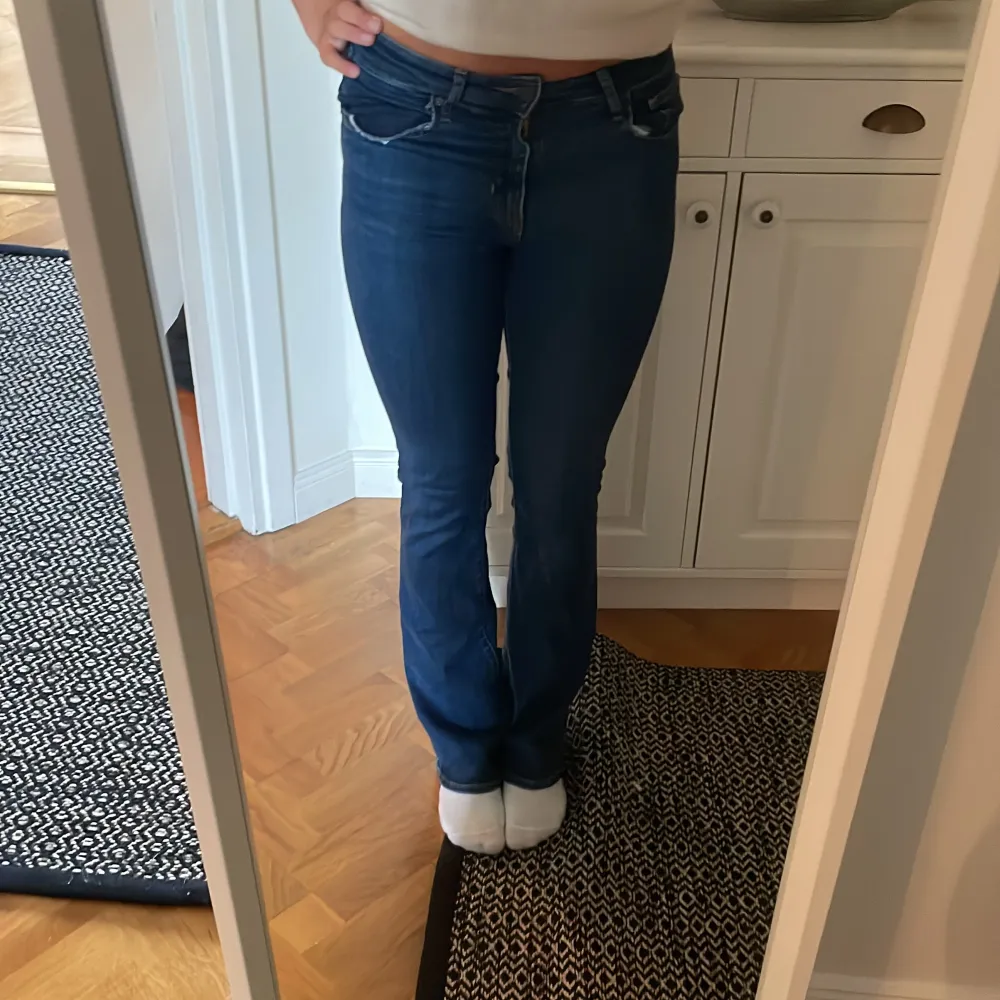 Säljer dessa sååå sköna och stretchiga jeans från Levis! Dom är långa på mig som är 165! Skulle säga att dom motsvarar en 34 ungefär men somsagt väldigt stretchigt material💞. Jeans & Byxor.