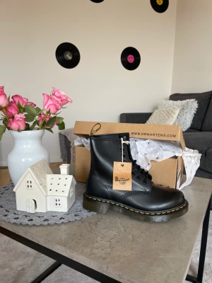 Dr Martens - Sprillans nya dr Martens. ALDRIG ANVÄNDA. Alla lappar är kvar samt original förpackningen. Fick dessa i ett pr och då jag redan har ett par har dessa stått helt oanvända. 
